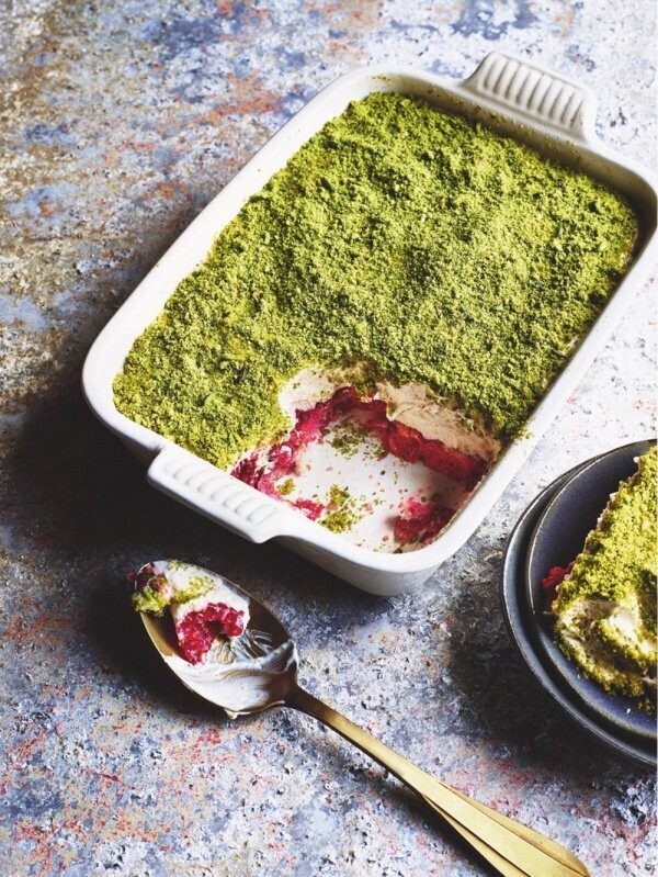 tiramisu s bijelom cokoladom malinom i pistacijom