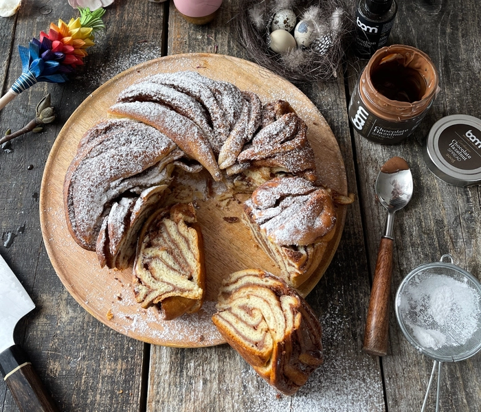 uskrsna babka s namazom od cokolade i ljesnjaka