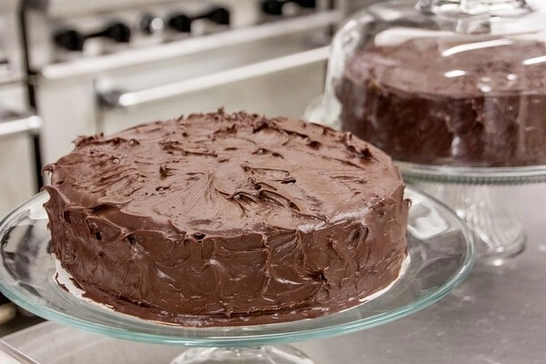 cokoladna torta s pinjolama